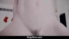 Reproduzir Madrasta safada dando um boquete fumegante de Natal para seu jovem enteado em uma cena tabu POV