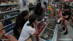 Reproducir Kyleigh Ann atada y abierta, humillada y dominada por John Strong en público con una gran polla y acción grupal