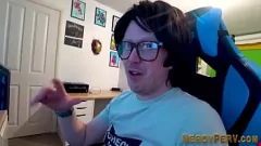 Redare Frumusețea britanică tatuată, Cleo Summers, este dezvăluită de perversul tocilar Chris Glory în Leeds, Yorkshire