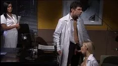 Play The secretary catches her doctor when she shoots her with assistance