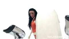 Redare Bizară milf europeană în latex devine hardcore handjob și degetele