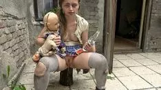 Afspelen Horror pornofilm met een bedelaar die aan een lul zuigt