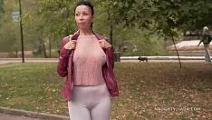 Reproduzir Pornô com a esposa do vizinho pratica esportes no parque e fode no banco