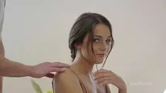Afspelen De jonge brunette schaamt zich en zuigt zijn pik totdat hij in haar mond ejaculeert
