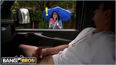Reproduzir Estava chovendo lá fora e a menina estava procurando um carro para levar para casa