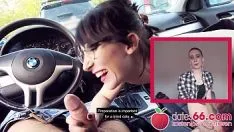 Jouer Elle suce la bite du conducteur BMW pendant qu'il la fait sucer