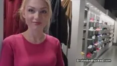 Redare Vanzatoarea De Haine Intra Cu Clientul In Cabina De Proba Pentru O Mica Partida De Sex
