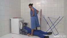 Reproduzir Um encanador fode uma prostituta mais velha