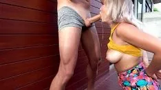 Reproduzir Linda garota fazendo sexo violento com um homem com um pau grande