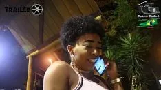 Reproducir Ebony habla con su novio se folla a un loco después de su coño