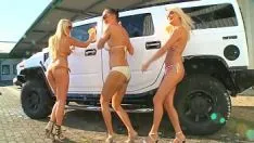 Reproducir Mira a Hammer lavar a tres chicas desnudas en todo su esplendor