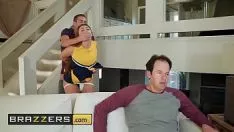 Reproduzir Cheerleader fodida na parte de trás do sofá