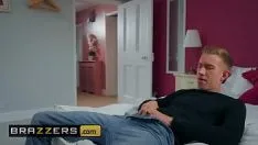 Jouer Georgia surprend Danny nu et le baise