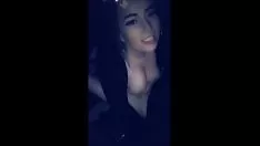 Reproduzir Ela chupa pau no carro e é filmada no TikTok