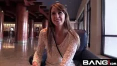Reproduzir Ligado no café e fodido no hotel como uma prostituta barata