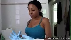 Reproducir La morena de grandes tetas hace una mamada perfecta