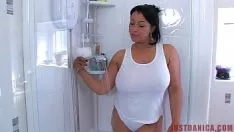 Jouer 1 kg de seins naturels bougent lascivement en se masturbant