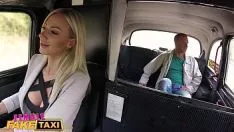 Jouer De Videle Teleorman, une jeune femme a des relations sexuelles totales en taxi