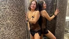 Entra in bagno sopra sua madre e la scopa con l'eiaculazione vaginale