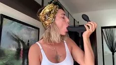 Afspelen Ilinca wil een tutorial maken voor andere meisjes om goed te leren pijpen