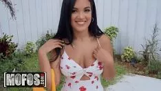 Reproduzir Ele dá muito pau nessa morena linda e faz ela se apaixonar por ele
