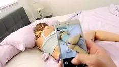Jouer Chatte remplie de sperme se fâche quand elle se gifle le cul