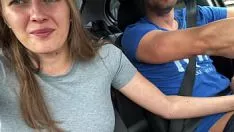 Afspelen Dit meisje is erg opgewonden om xxx te doen met de Uber-chauffeur