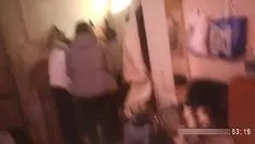 تشغيل البغايا الشابات اللاتي يحصلن على أجر مقابل إقامة علاقات حميمة في حفلات الجنس