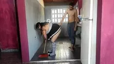 Fitness eğitmeni evine geldiğinde her zaman seksi olmayı sever.