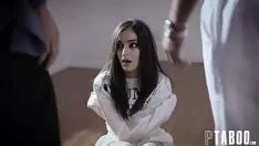 Reproduzir Essa morena magra de pernas longas bota a bucetinha para funcionar e ela gosta assim