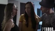 Reproduzir Ele anda de barco com a namorada e em algum momento ela senta no pau dele