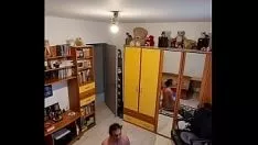 Reproducir Dos chicas jóvenes practicando deportes de rendimiento en un gimnasio
