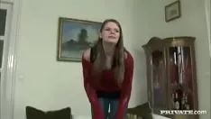Oynat Küçük bir kıçı var ve bu adamı derinden sikiyor
