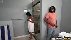 Essa jovem de bunda carnuda e grande dança de bunda na webcam de vez em quando