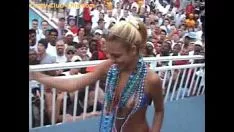 Reproduzir Língua na bucetinha e penetração com os dedos entre as pernas entre duas lindas magrinhas