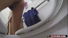 Deze man die seks wil hebben met een rondborstige brunette heeft een vierkante buik