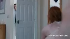 Reproduzir Sua meia-irmã é uma milf ruiva com seios grandes que lhe dá olhos doces