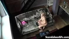 Oynat Sarışın ile uzun boylu sıcak kedi çıplak oturan
