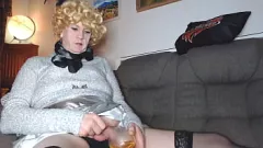 Oynat Sarışın Transeksüel Mikaela Lilyskin'in Çiş İçme Fantezisi