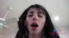 Reproduzir Aventura íntima POV Creampie de Kitty Cam: um footjob amador quente e sidefuck