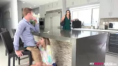Reproducir La salvaje y cruda cogida estilo perrito de Chloe Temple