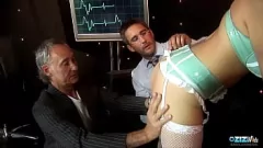 تشغيل مفلس ممرضة كاتي ويل في البرية الثلاثي مليئة العمل المتشددين