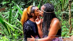 Reproducir Lesbianas africanas de ébano se vuelven íntimas: besos al aire libre y sesión de tribulación