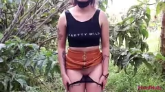 Reproduzir Ousada Latina descobre tudo ao ar livre e mija em público