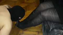 Redare MILF dominatoare forțează adorarea picioarelor în jocul de rol BDSM