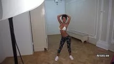 Jouer Sexe avec une petite mais sexy brune bouge son cul comme une star du porno Xxx