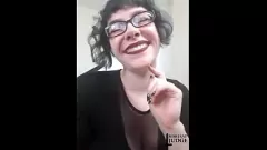 تشغيل ندف femdom سميكة وتجميع الرسائل النصية إنكار