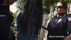 Redare MILF cu experiență ia un penis negru masiv într-un foursome interracial intens