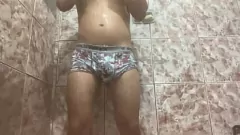 Jouer Bite dure exposée : séance de masturbation solo d'un garçon amateur