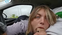 Jouer Une blonde fait une pipe bâclée à l'énorme bite de son beau-fils dans la voiture